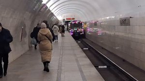 новогодний электропоезд 81-717 Номерной на станции Тверская