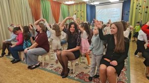 Лиза поздравляет маму