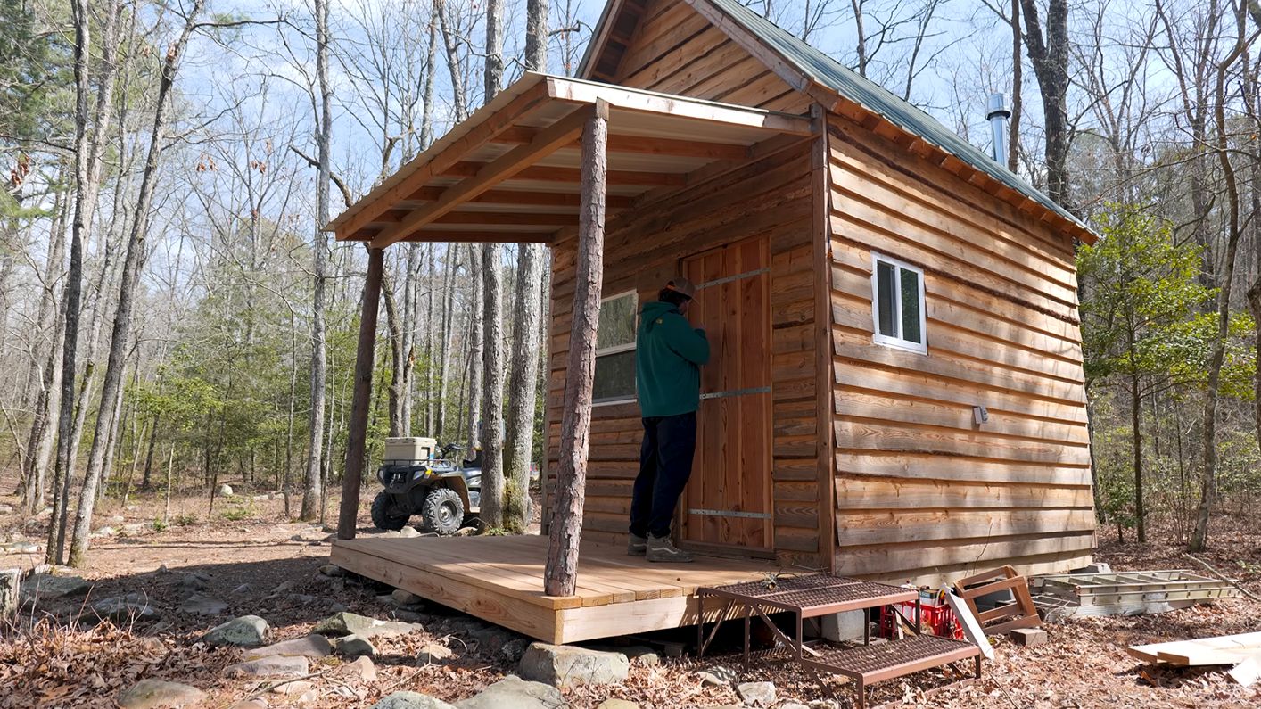 МУЖЧИНА СТРОИТ ДОМИК В ЛЕСУ С СЕМЬЕЙ / НЕБОЛЬШОЙ ДЕРЕВЯННЫЙ ДОМ В ЛЕСУ смотреть онлайн