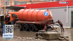 В Краснодаре для предупреждения подтоплений прочищают ливнеприемники