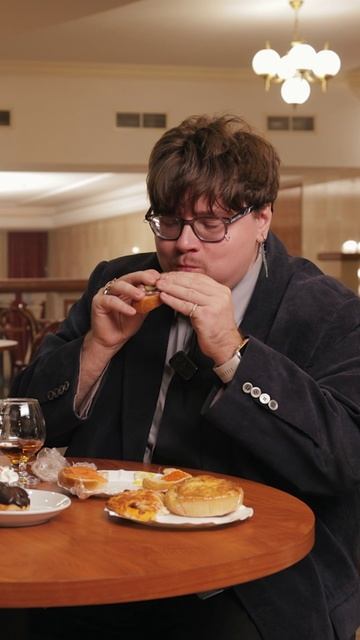 Аскар тестирует буфет в Русдраме смотреть онлайн