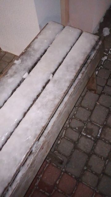 Скамейка полностью обледенела смотреть онлайн