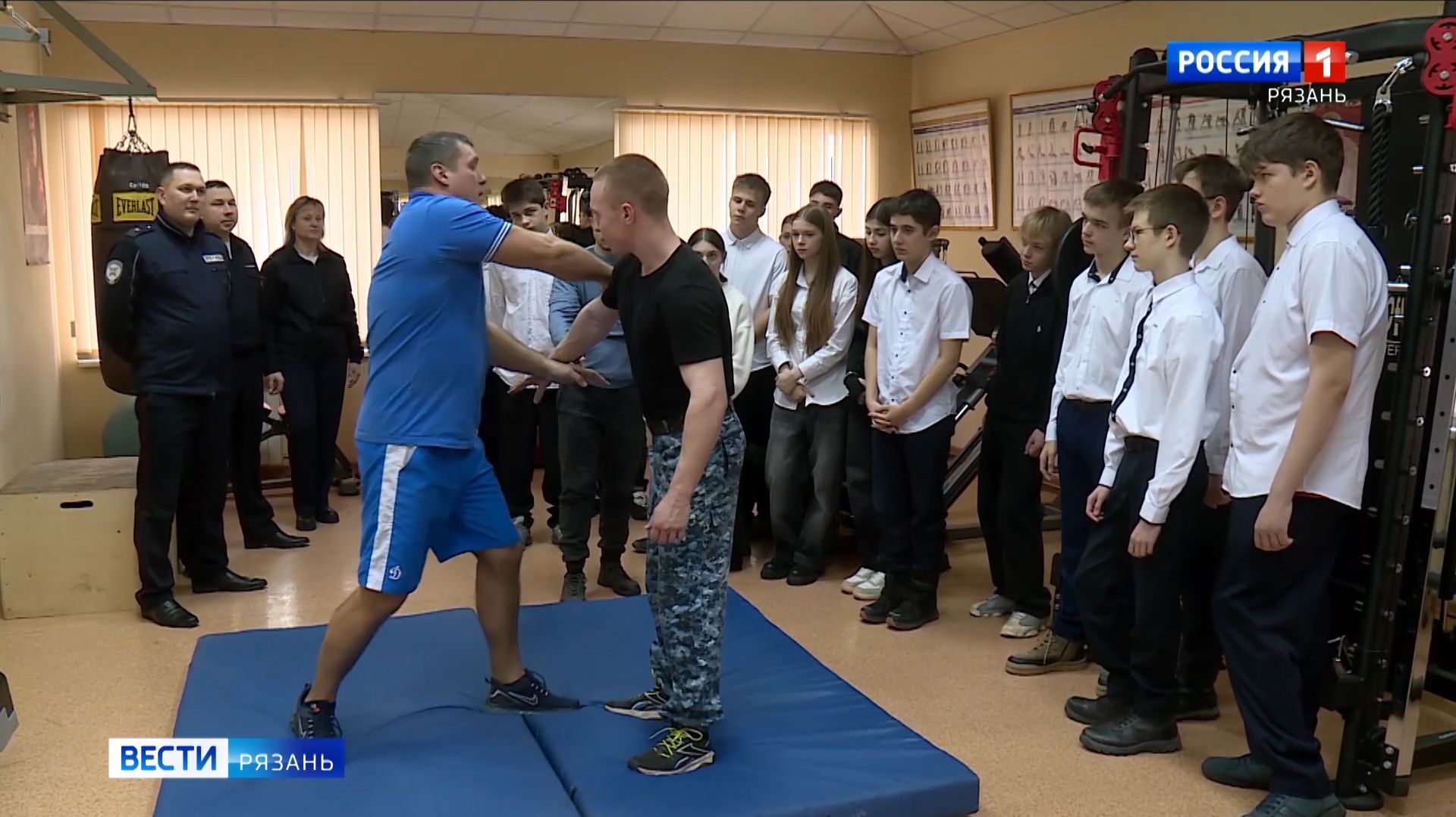 Сотрудники ДПС для учеников школы №41 провели экскурсию смотреть онлайн