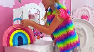 Настя учится наряжаться на диско вечеринку. Веселая ис