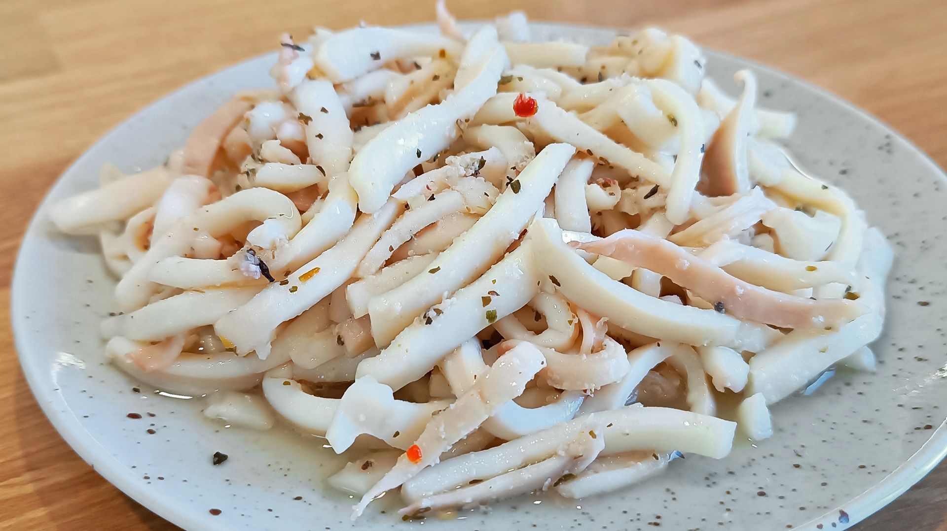 ТУШЕНЫЕ КАЛЬМАРЫ со средиземноморскими травами и сушеным чесноком смотреть онлайн