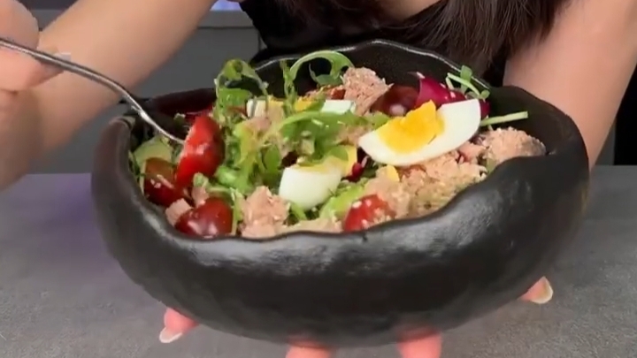 Салат за 5 минут — лёгкий, сытный и очень вкусный...🥗🐟🥑😋
