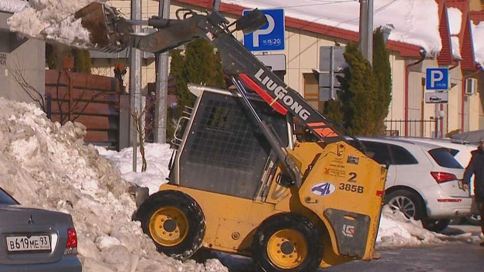 На Красной Поляне продолжают уборку снега смотреть онлайн