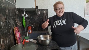 Стало скучно... Готовлю борщ. Разбираюсь с бегонией.