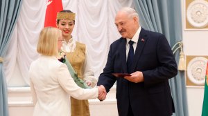 Лукашенко вручил дипломы доктора наук и аттестаты профессора ученым и педагогам