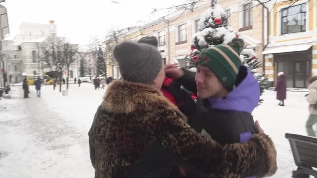 Социальный эксперимент прошел в Ярославле в Международный день объятий смотреть онлайн