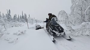 СНЕГОХОД ПРОВАЛИЛСЯ В РУЧЕЙ. НАДО ВЫТАСКИВАТЬ. ОБКАТЫВАЮ СМ-003 В ЯНВАРЕ. ВЯЧЕСЛАВ ПОПАЛ В ЗАПАДНЮ.
