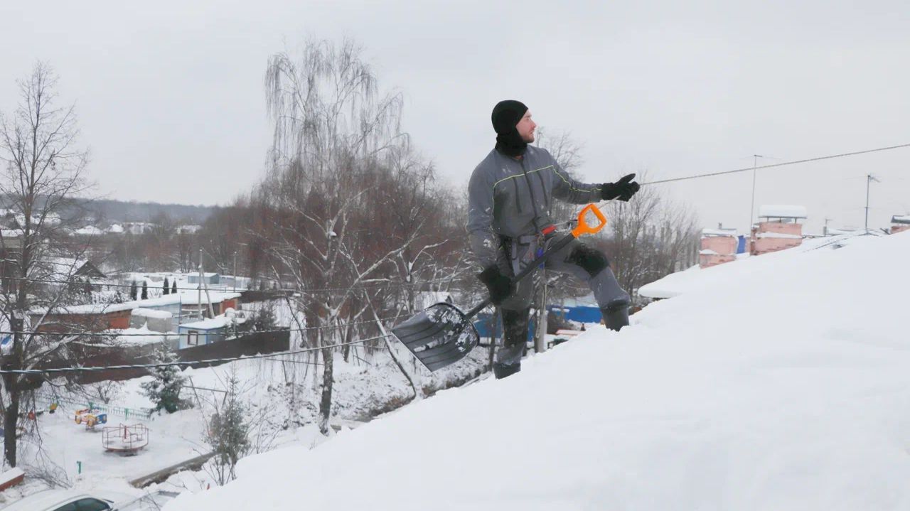 (12+) Промышленные альпинисты продолжают чистку крыш смотреть онлайн