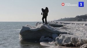 В ледяном плену: Азовское море в Кирилловке замёрзло впервые за 10 лет