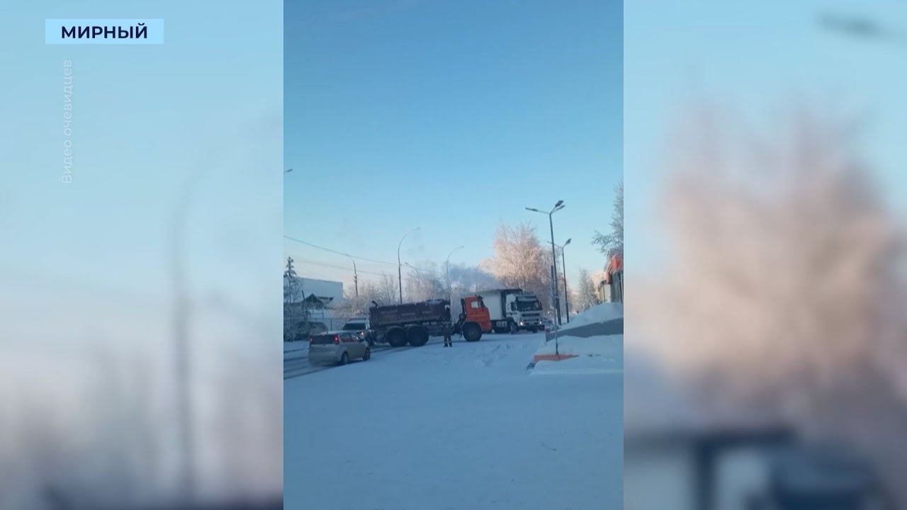 КамАЗ вылетел на встречку и столкнулся с внедорожником в Мирном смотреть онлайн