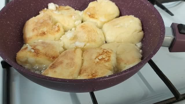 Сырники с манкой на сковороде смотреть онлайн