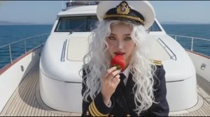 Барби кушает клубнику