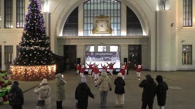 "Поезд Деда Мороза" с паровозами П36-0032 (ТЧЭ-12)/П36-0218 (ТЧЭ-14) на Киевском вокзале. смотреть онлайн