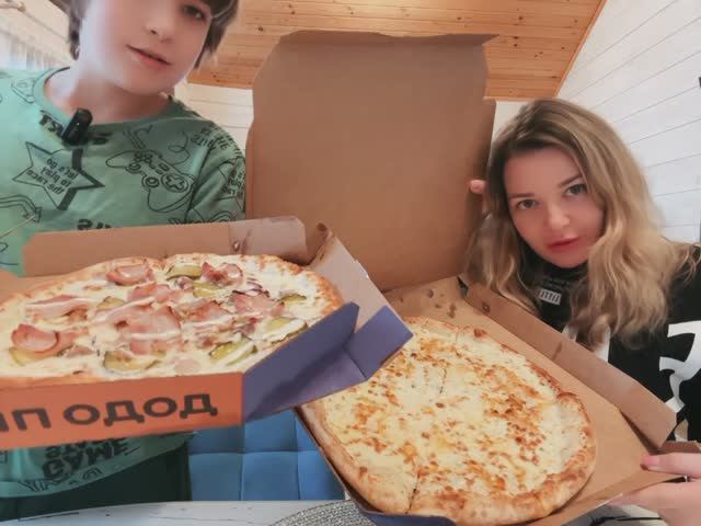 МУКБАНГ взяли две огромные пиццы 🍕 ПЛАТОН хулиган 🤪🤪 смотреть онлайн