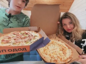 МУКБАНГ взяли две огромные пиццы 🍕 ПЛАТОН хулиган 🤪🤪