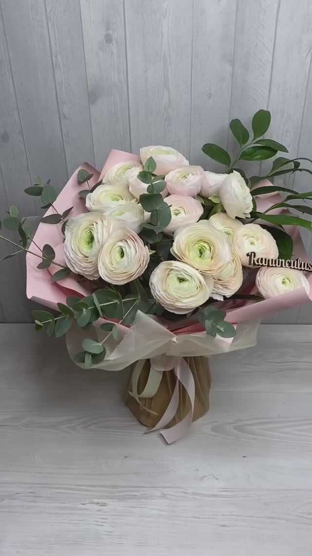 Букет из 23 ранункулюсов и эвкалипта смотреть онлайн