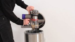 Как очистить мусорное ведро беспроводного пылесоса Dyson V8™. Гигиеническое руководство по удалению