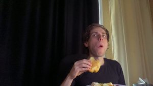 Ем фрукты и круассан и мне хорошо