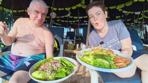 Мукбанг ПИРУЕМ на пляже по БОГАТОМУ, можем ТЕПЕРЬ можем себе ПОЗВОЛИТЬ) Кайфуем на пляже в Паттайе