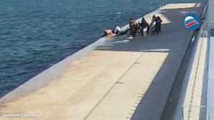 На грани гибели: прохожие спасли 13-летнего мальчика, упавшего в ледяное море в Севастополе