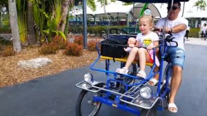 nastia-v-zooparke-kormit-zhivotnykh-i-igraet-na-detskoi-ploshchadke