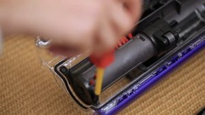 Как очистить и сбросить щетку вертикального пылесоса DC40 или DC42