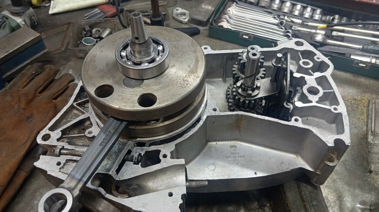 Сборка двигателя Ява 634 из г. Люберцы + посылка с новыми запчастями (Jawa 634) Будни в мастерской смотреть онлайн