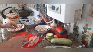 ЖИЗНЬ ДОМОХОЗЯЙКИ ГОТОВКА ИЗ КАБАЧКА И МЯСА ЗАКУПКА ПРОДУКТОВ