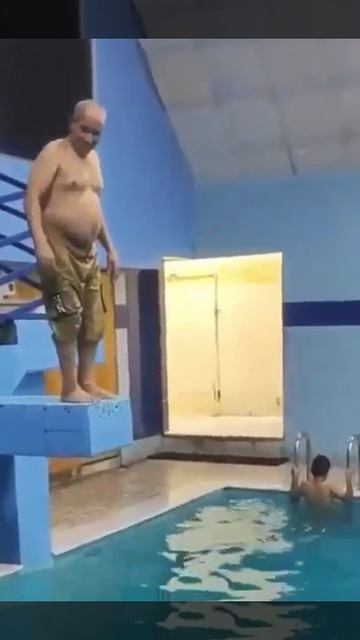 мужик спускается