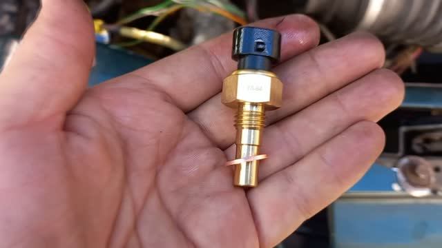 Замена датчика включение вентиляторов и его разъем в ВАЗ 2123 Нива Шевроле 2004г смотреть онлайн