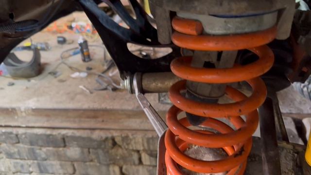 Устанавливаем второй комплект амортизаторов на перед Шевроле Нивы смотреть онлайн