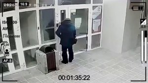 В СОЛНЕЧНОМ НЕАДЕКВАТ ЗАЛИЛ ВОДОЙ ЗАМКИ НА ВХОДНЫХ ДВЕРЯХ АДМИНИСТРАЦИИ