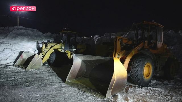 СНЕГОУБОРОЧНАЯ ТЕХНИКА И СПЕЦИАЛИСТЫ С САХАЛИНА ПРИСТУПИЛИ К РАСЧИСТКЕ В СТОЛИЦЕ КАМЧАТКИ • НОВОСТИ смотреть онлайн