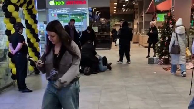 Охранники убивают парня в ТЦ в Питере смотреть онлайн