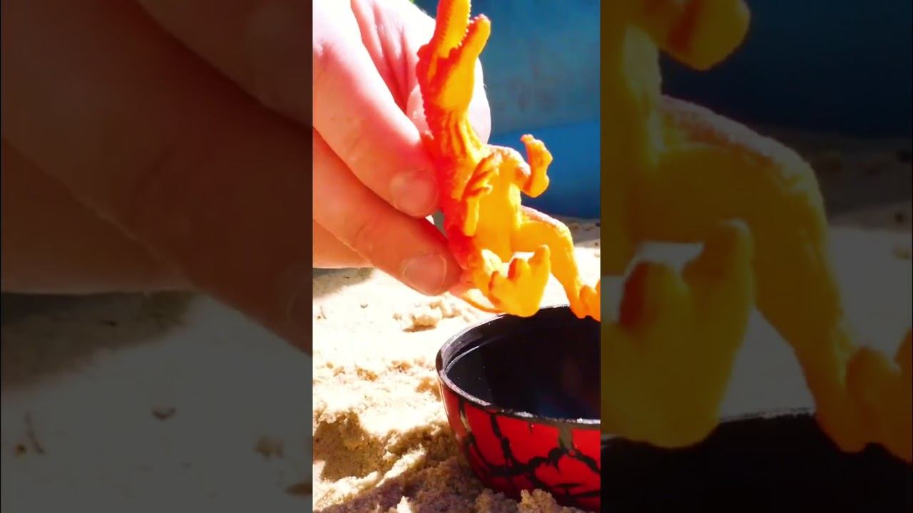 Открываем дино-яйца — игрушки с динозаврами! #игрушки #длядетей #песочница смотреть онлайн