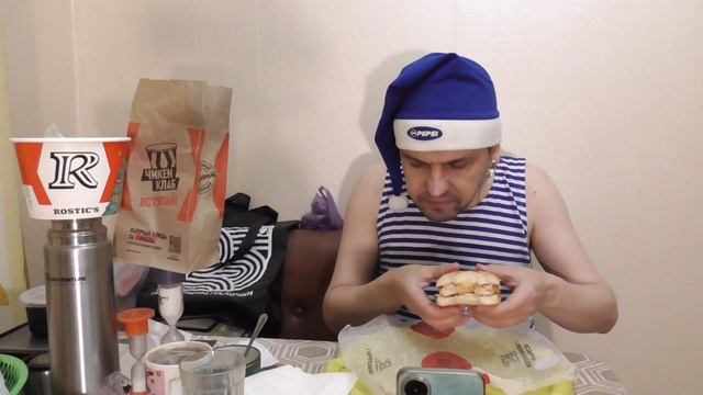 Обжор дегустирую Шефбургер Джуниор острый из Rostics Чикен клаб смотреть онлайн