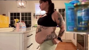 трясет животом