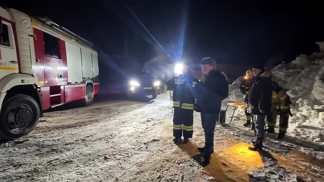 Более 100 человек тушат пожар на нефтебазе в Пензе после атаки БПЛА смотреть онлайн