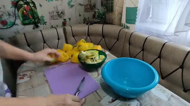 Перец на зимуСпособ заморозки перца на зиму которым мало кто пользуетсяа зря- место экономится смотреть онлайн