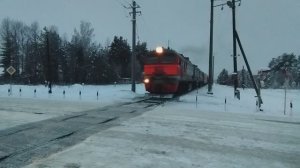 Ст. Хвойная. Рабочий поезд на переезде. Тепловоз 2М62.