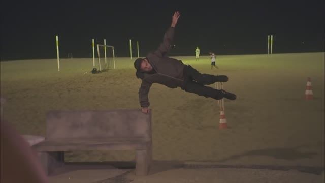 Секрет фокуса с левитацией на скамейке смотреть онлайн