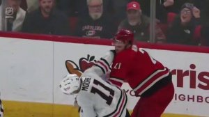 Русский хоккеист уложил на лёд двух пендосов за 15 секунд