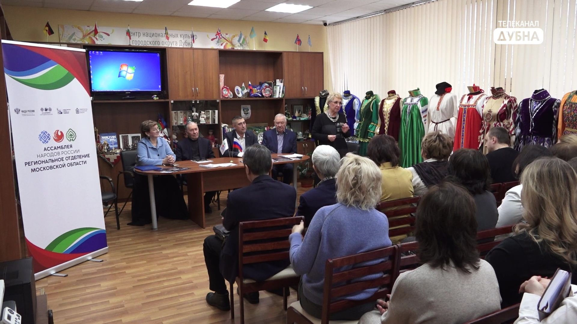 Одними из первых смотреть онлайн