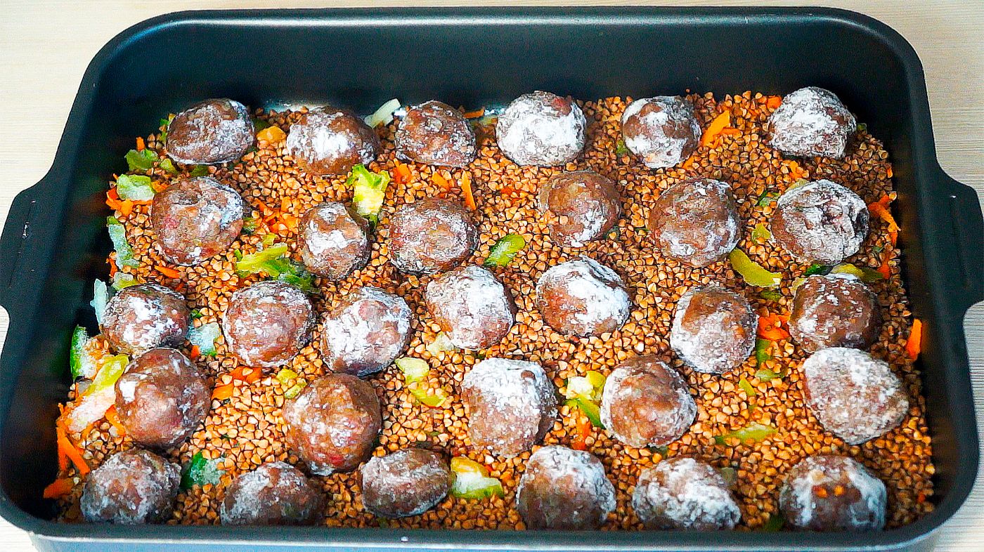 Гречка с тефтелями в духовке | Вкусно, просто, на обед и на ужин. смотреть онлайн