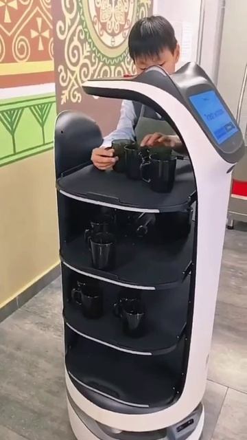 В одной из школ Якутска заработал первый робот-официант
Робот помогает дежурным школьникам смотреть онлайн