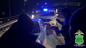 В авто жителя Биробиджана, перевозившего подростков и врезавшегося в машину ППС, найдена марихуана